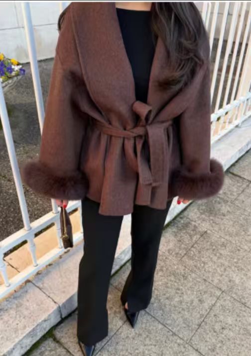 Collared solid-colored wool coat