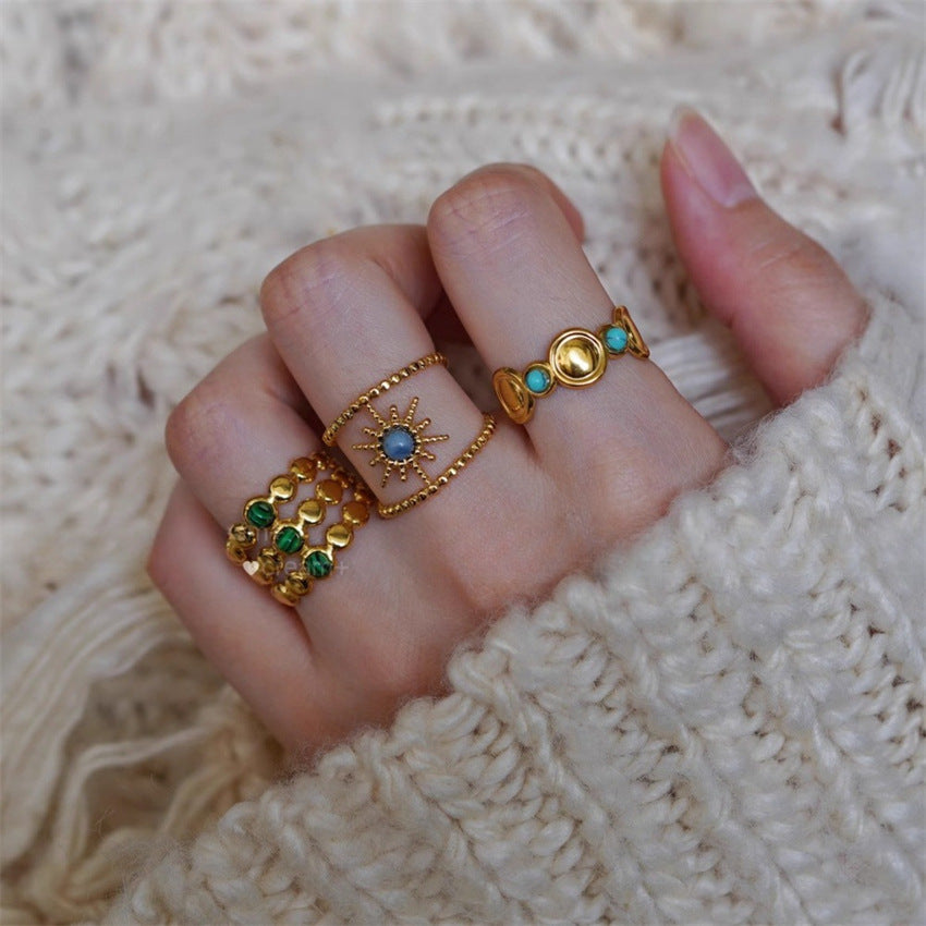 Colorful, layered, niche ring imitating natural stone