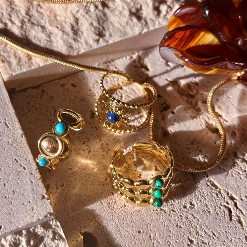 Colorful, layered, niche ring imitating natural stone