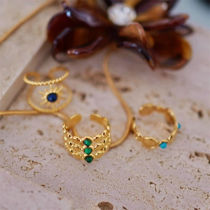 Colorful, layered, niche ring imitating natural stone