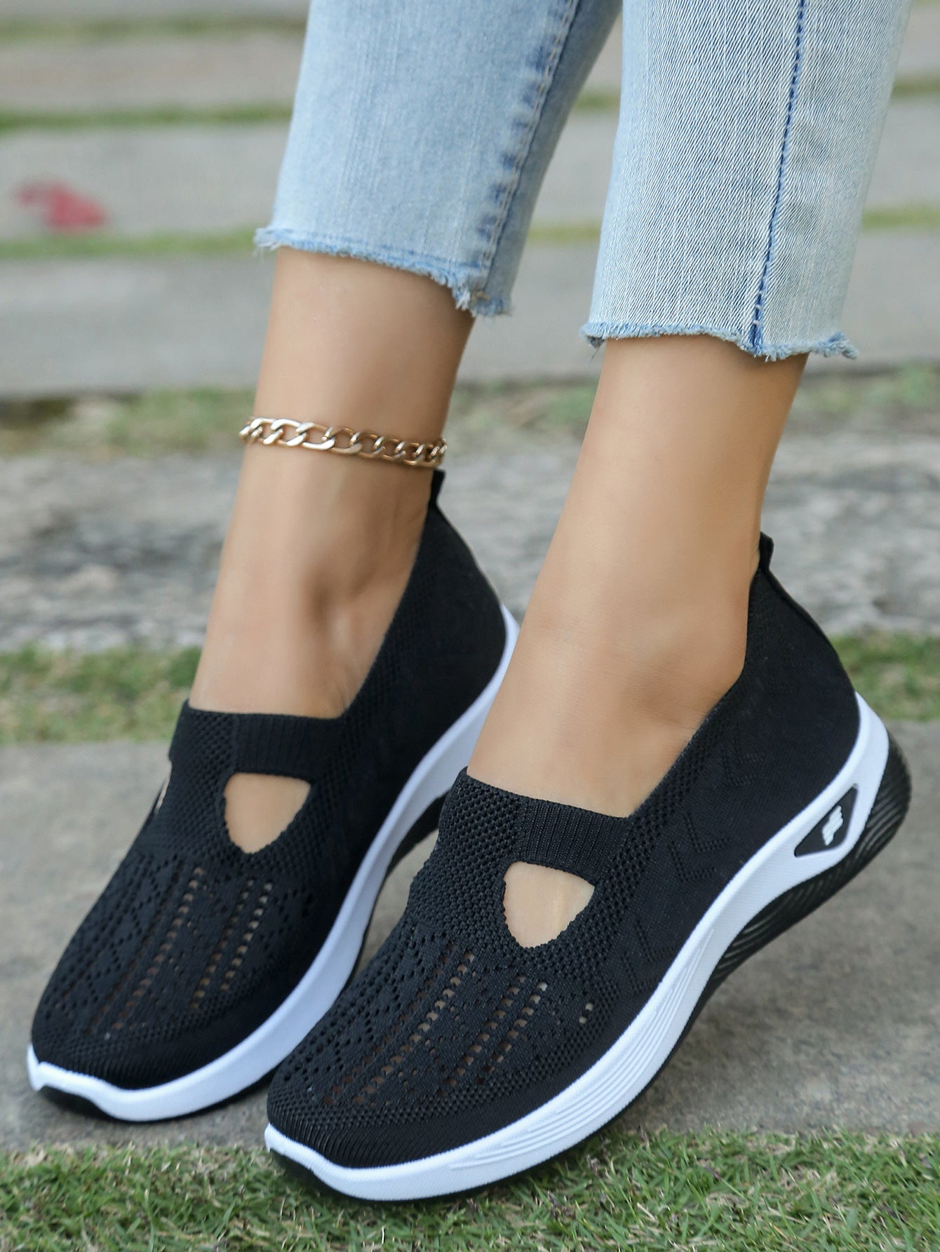 Comfortable and anti-slip hollowed-out shoes