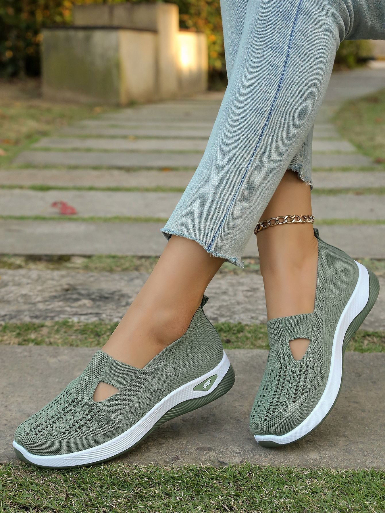 Comfortable and anti-slip hollowed-out shoes