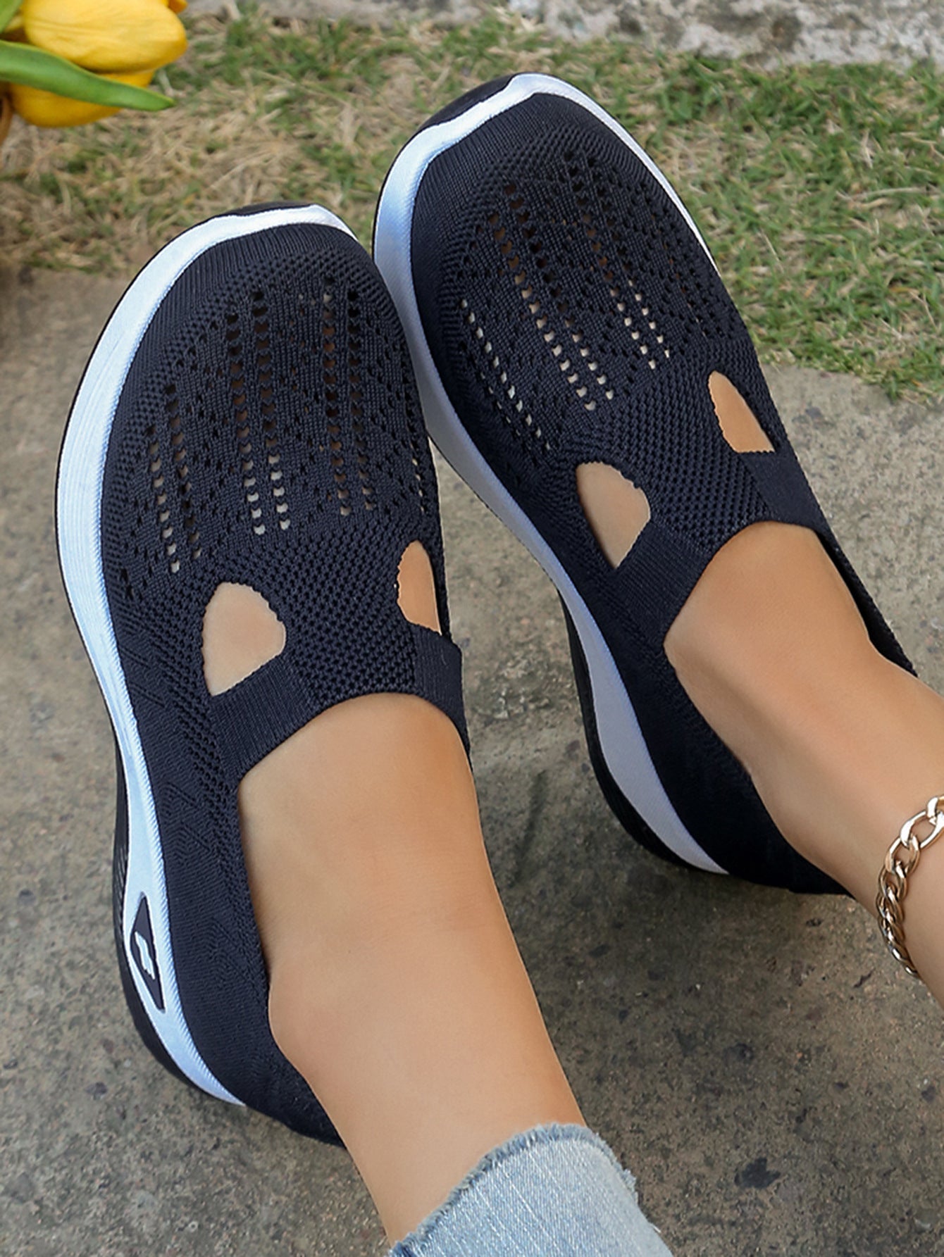Comfortable and anti-slip hollowed-out shoes