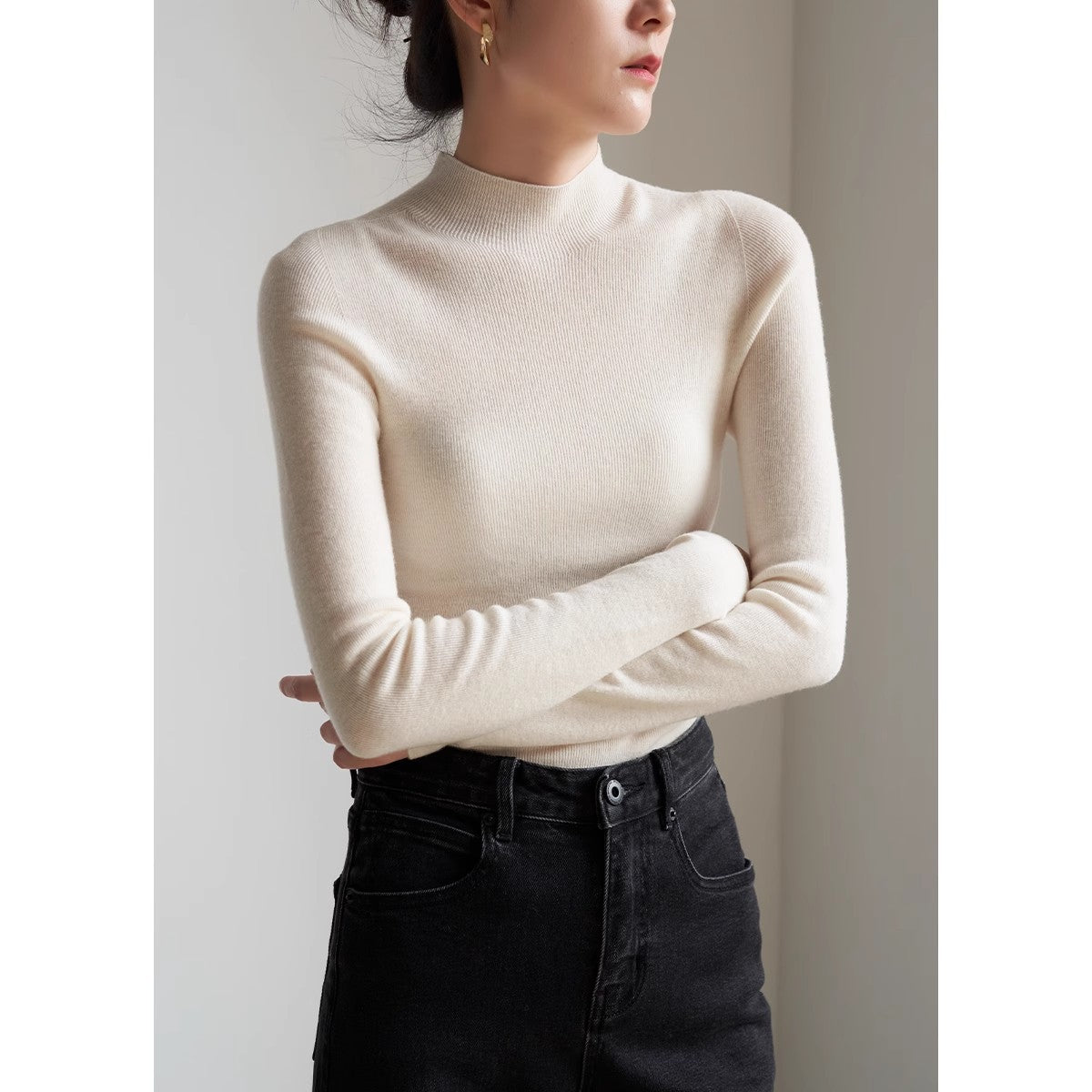 Commute-style semi-high-neck knitted sweater