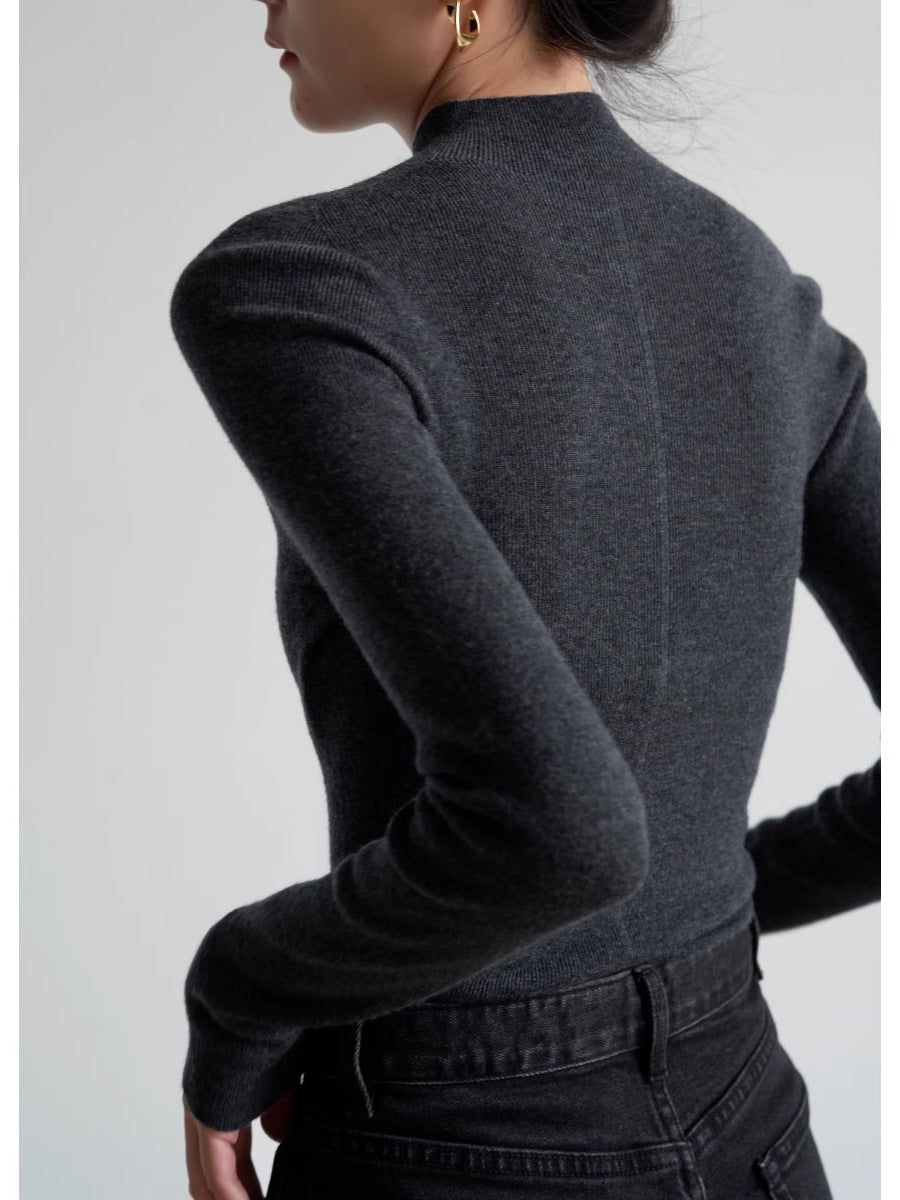 Commute-style semi-high-neck knitted sweater