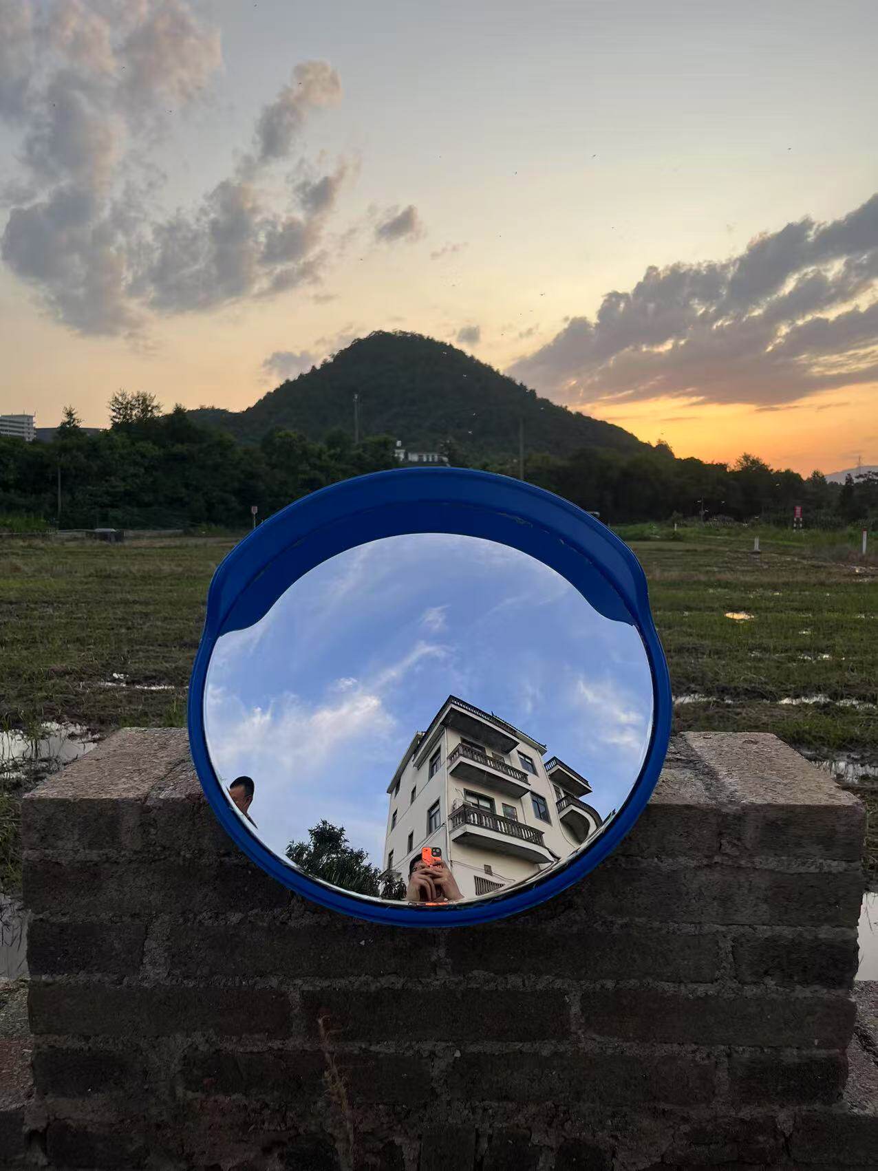 Concave-convex mirror