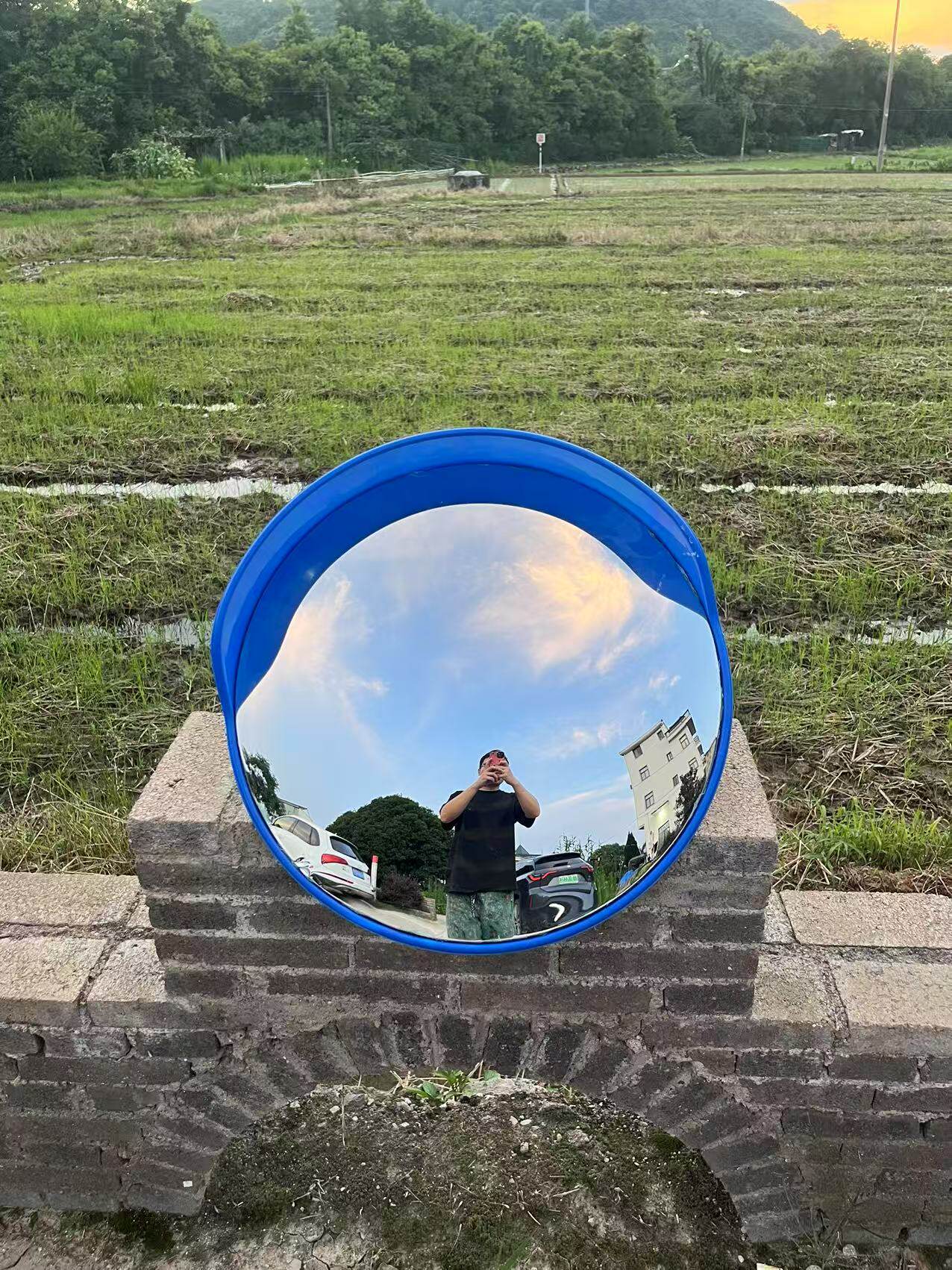 Concave-convex mirror