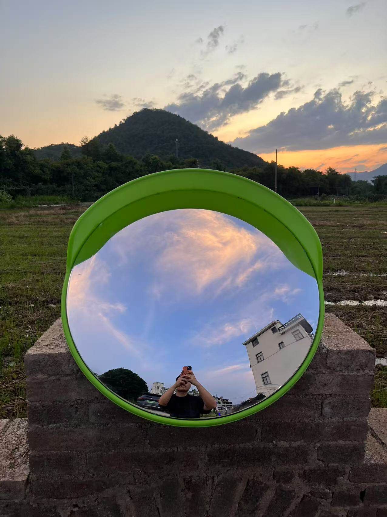 Concave-convex mirror