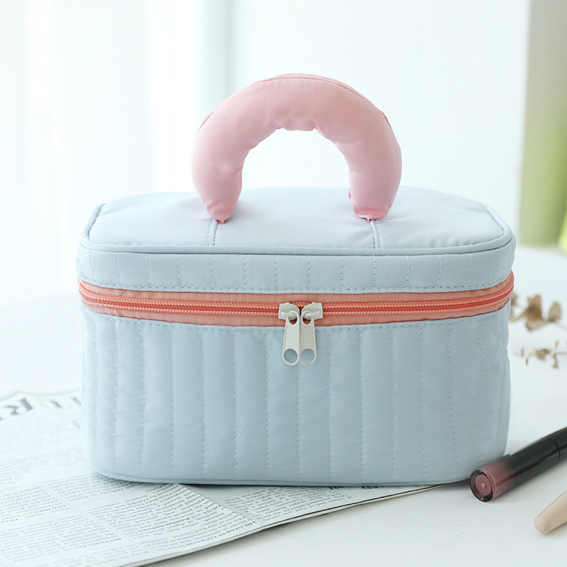 Contrasting color makeup bag