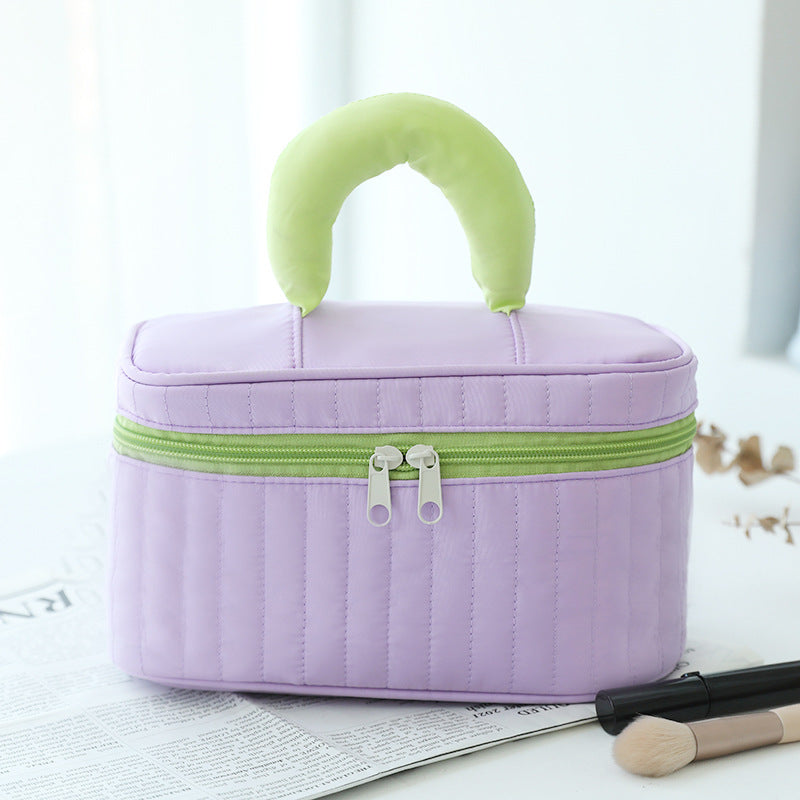 Contrasting color makeup bag