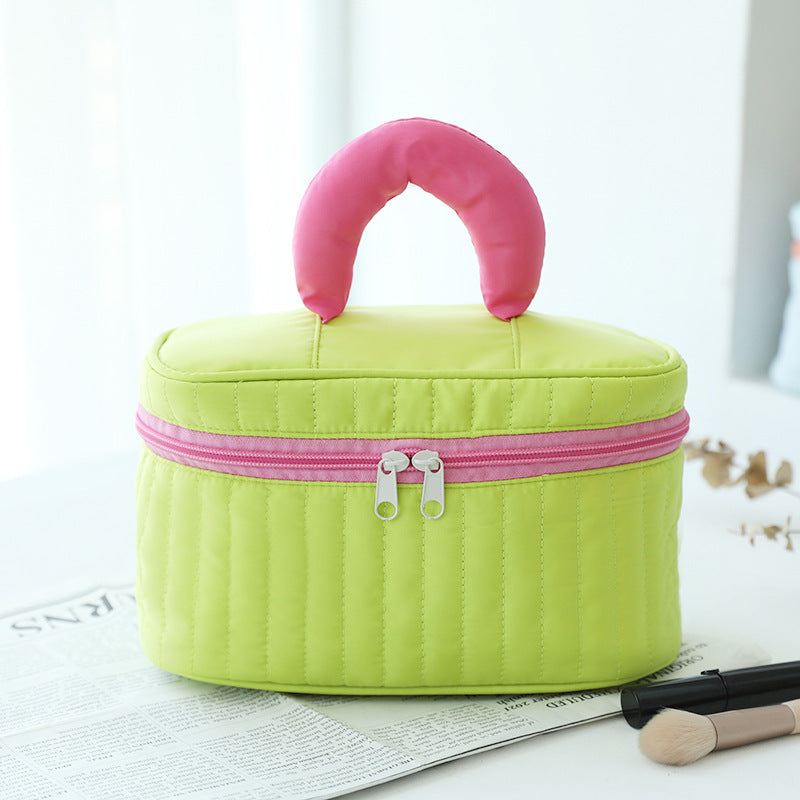 Contrasting color makeup bag