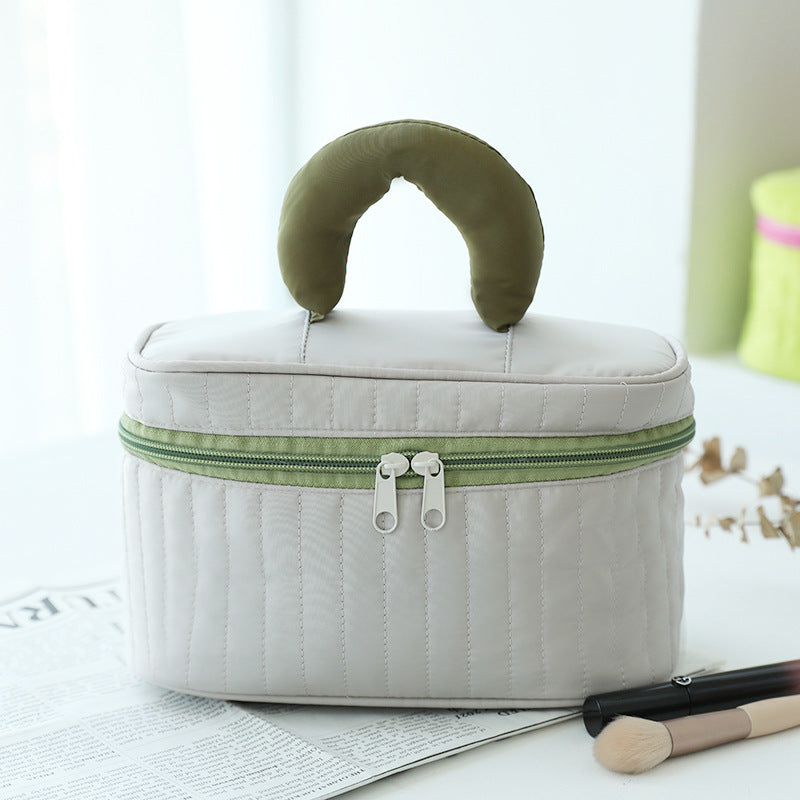 Contrasting color makeup bag
