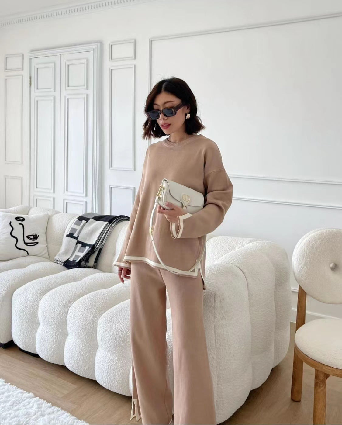 Contrasting color split-bottom set