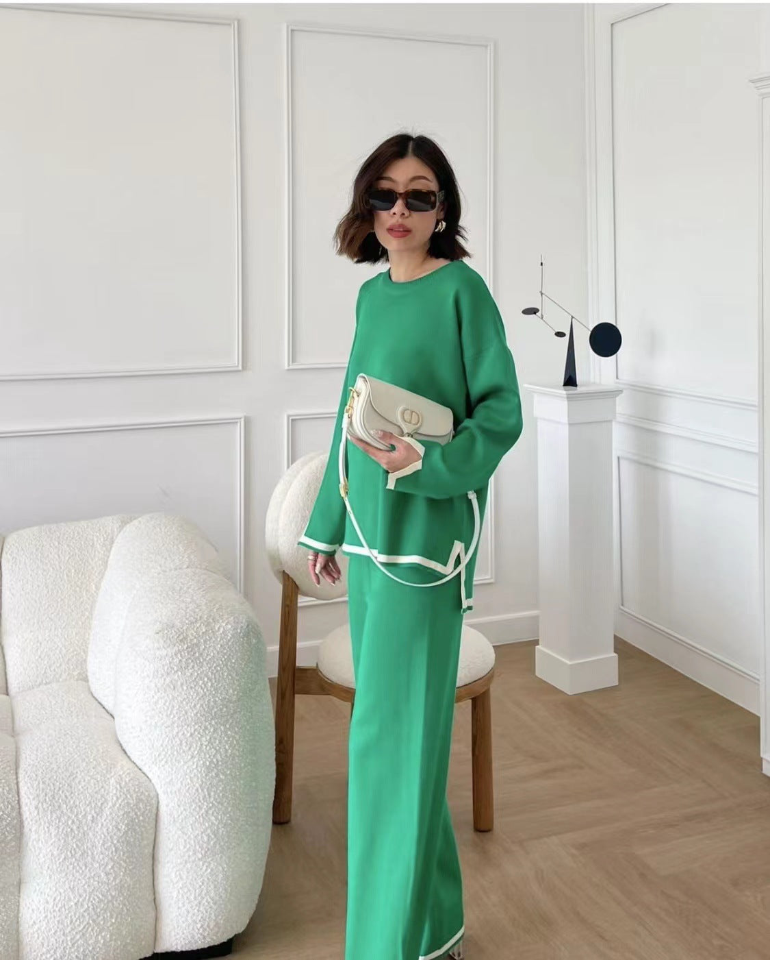 Contrasting color split-bottom set