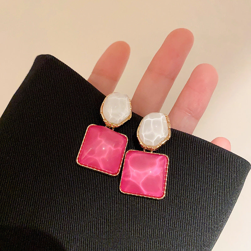 Contrasting color wave-pattern square earrings