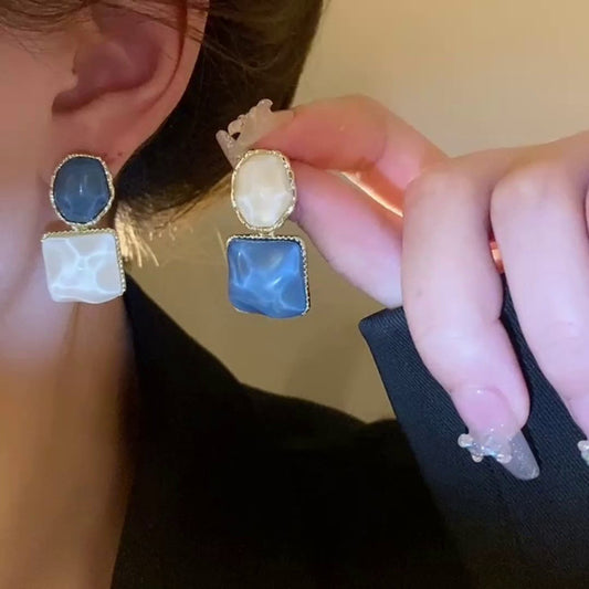 Contrasting color wave-pattern square earrings
