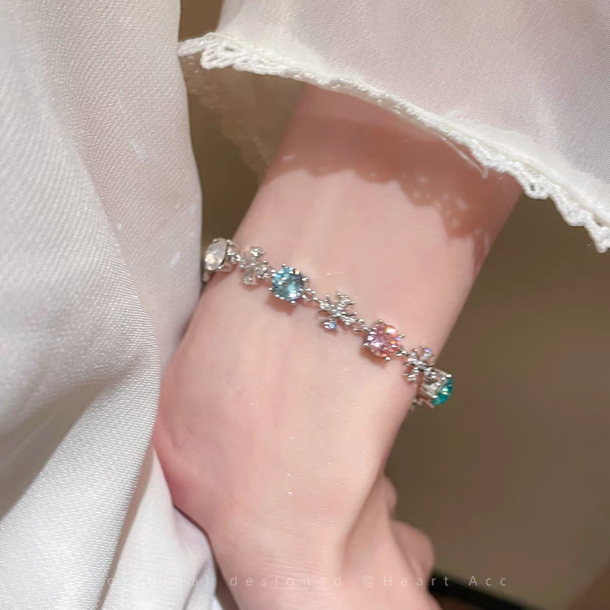 Cool and Elegant Winter Snowflake Exquisite Light Luxury Niche Design Zircon High-End Adjustable Fashion Bracelet