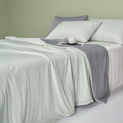 Cool-touch lightweight quilt