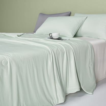 Cool-touch lightweight quilt