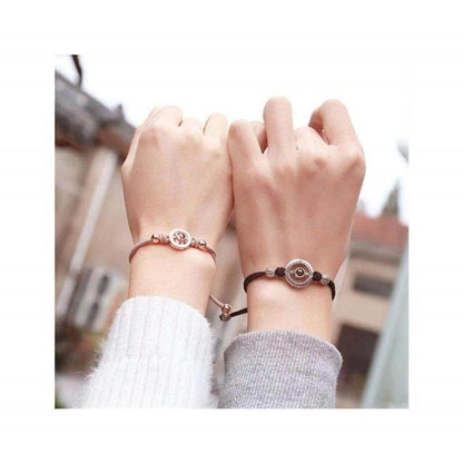 Couple’s bracelet with vibration feedback