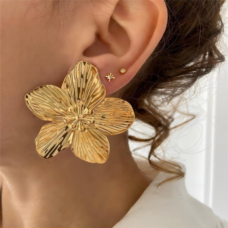 Court-style matte vintage gold earrings