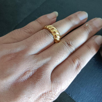 Creative Retro Minimalist Bread Ring