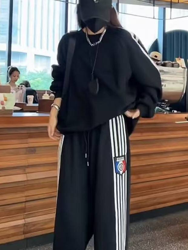 Crew-neck hoodie and wide-leg pants