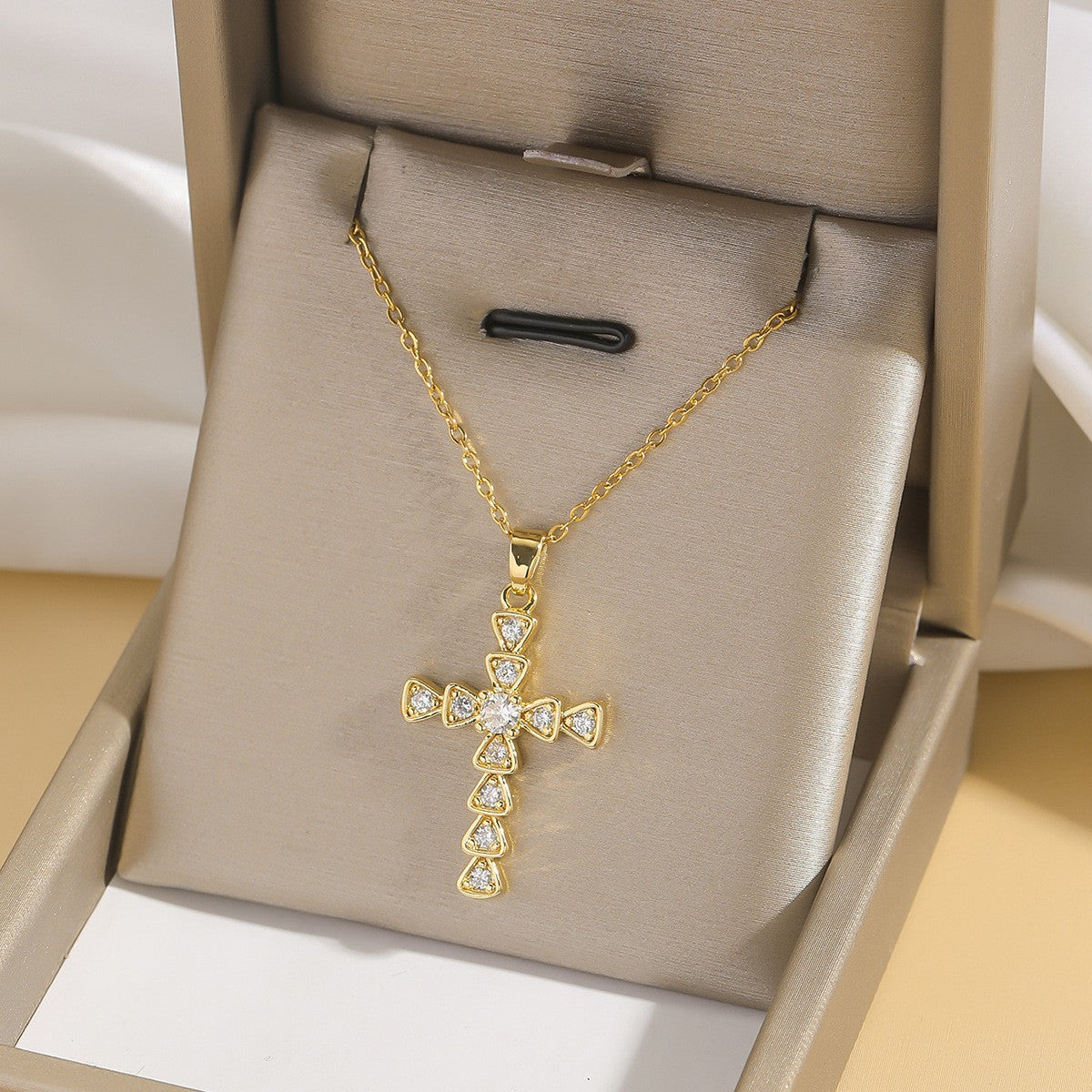 Cross pendant necklace