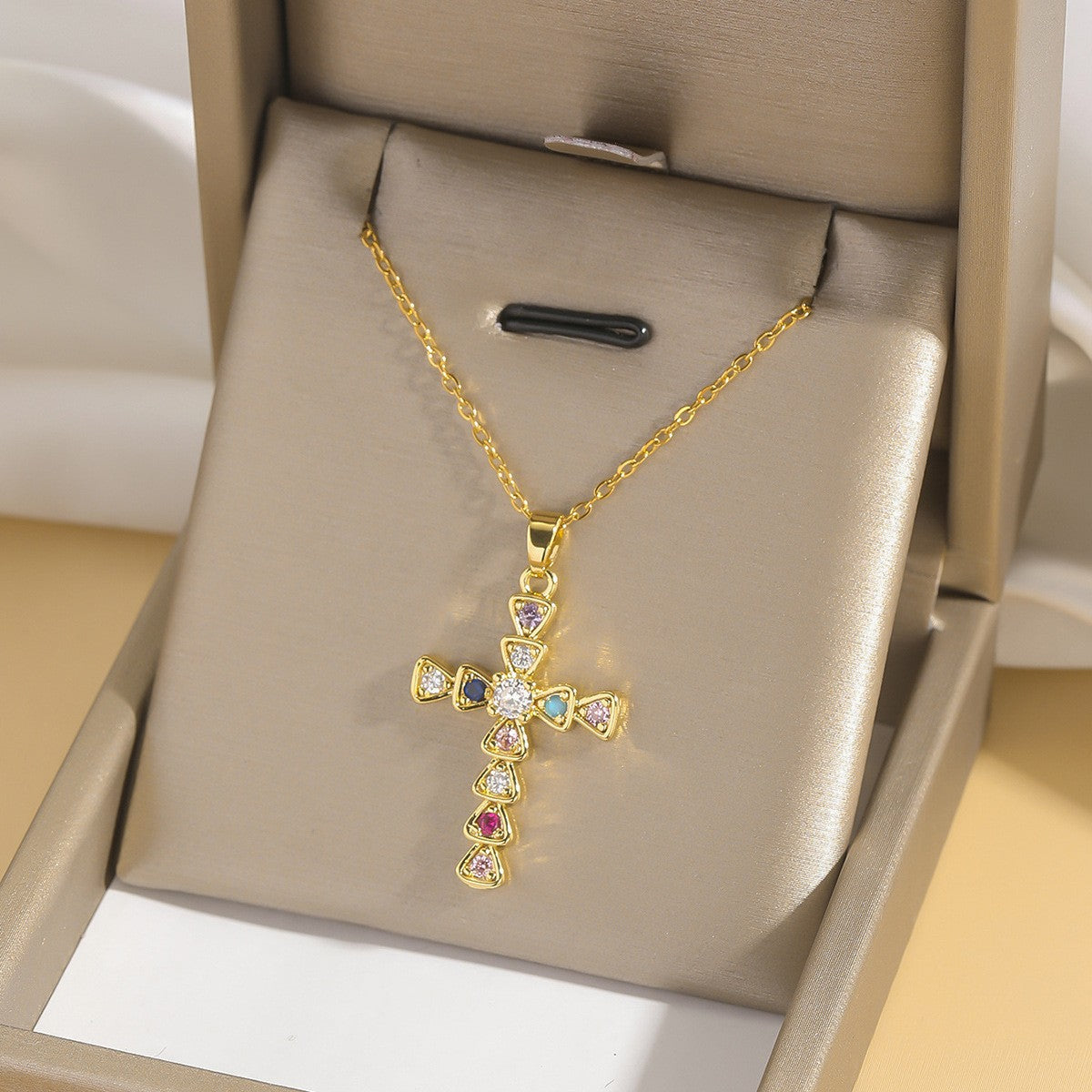 Cross pendant necklace