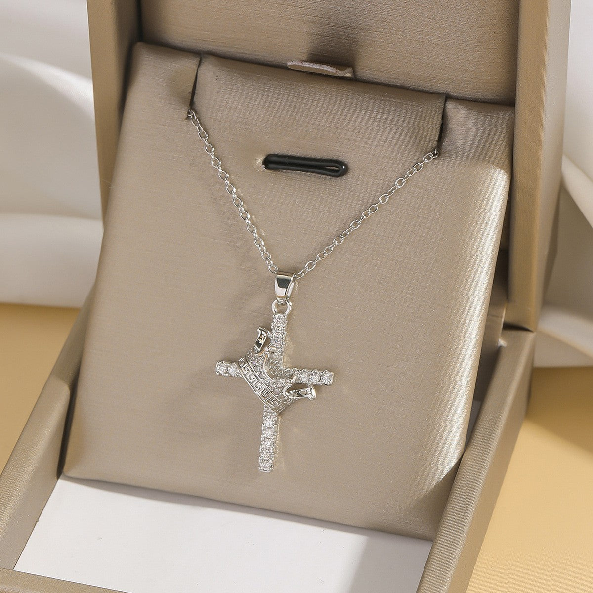 Cross pendant necklace