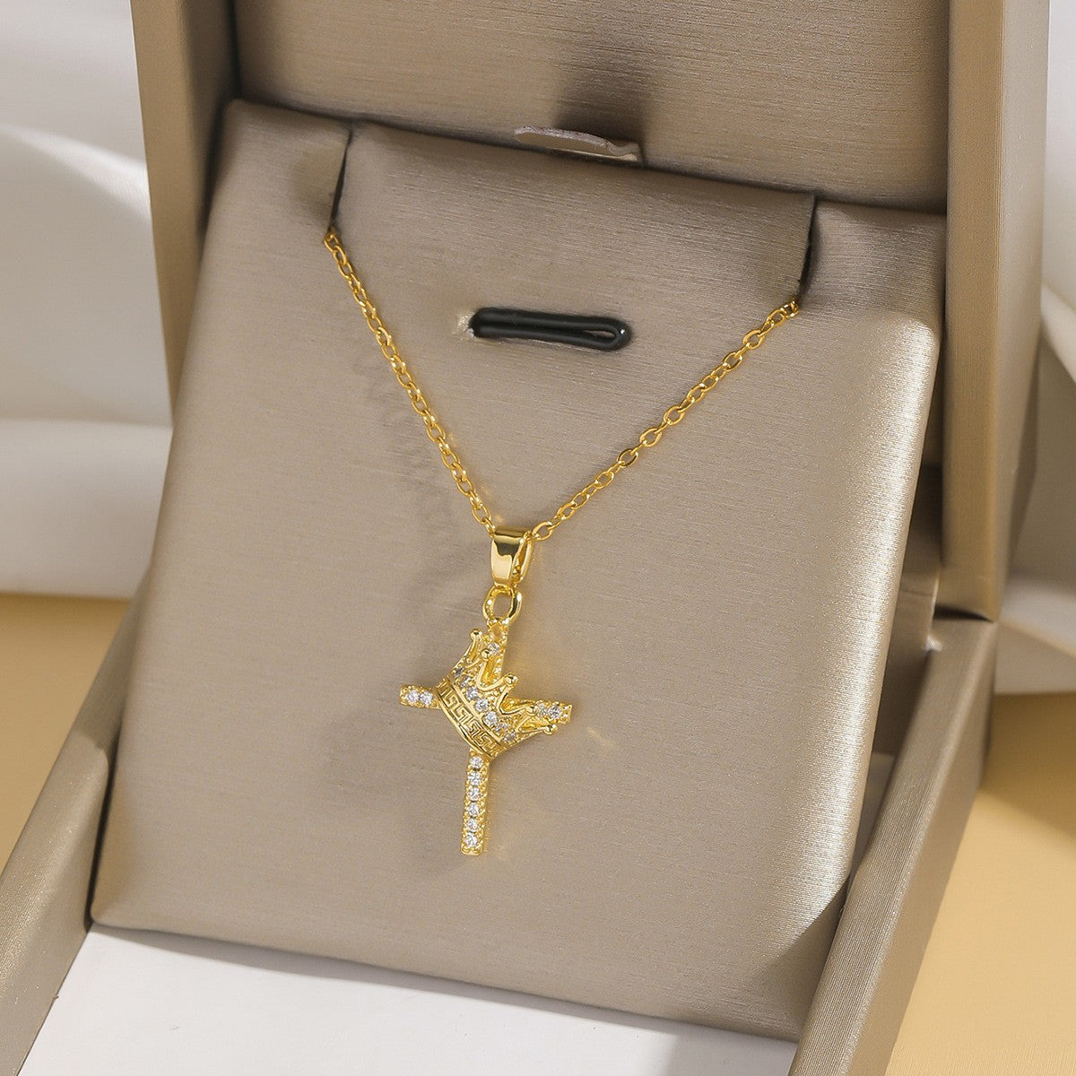 Cross pendant necklace