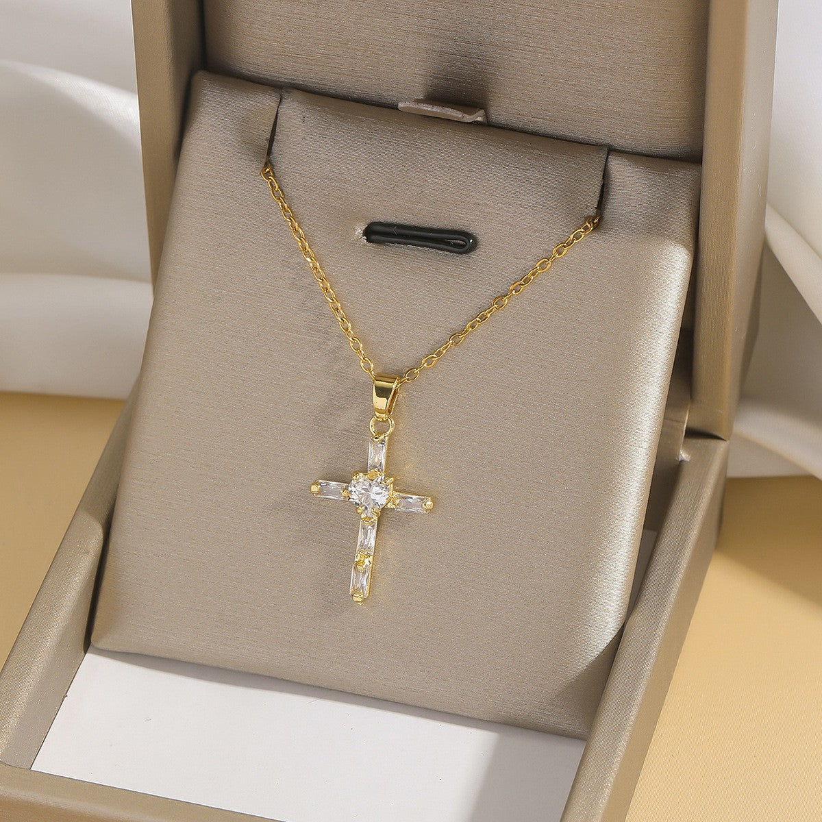 Cross pendant necklace