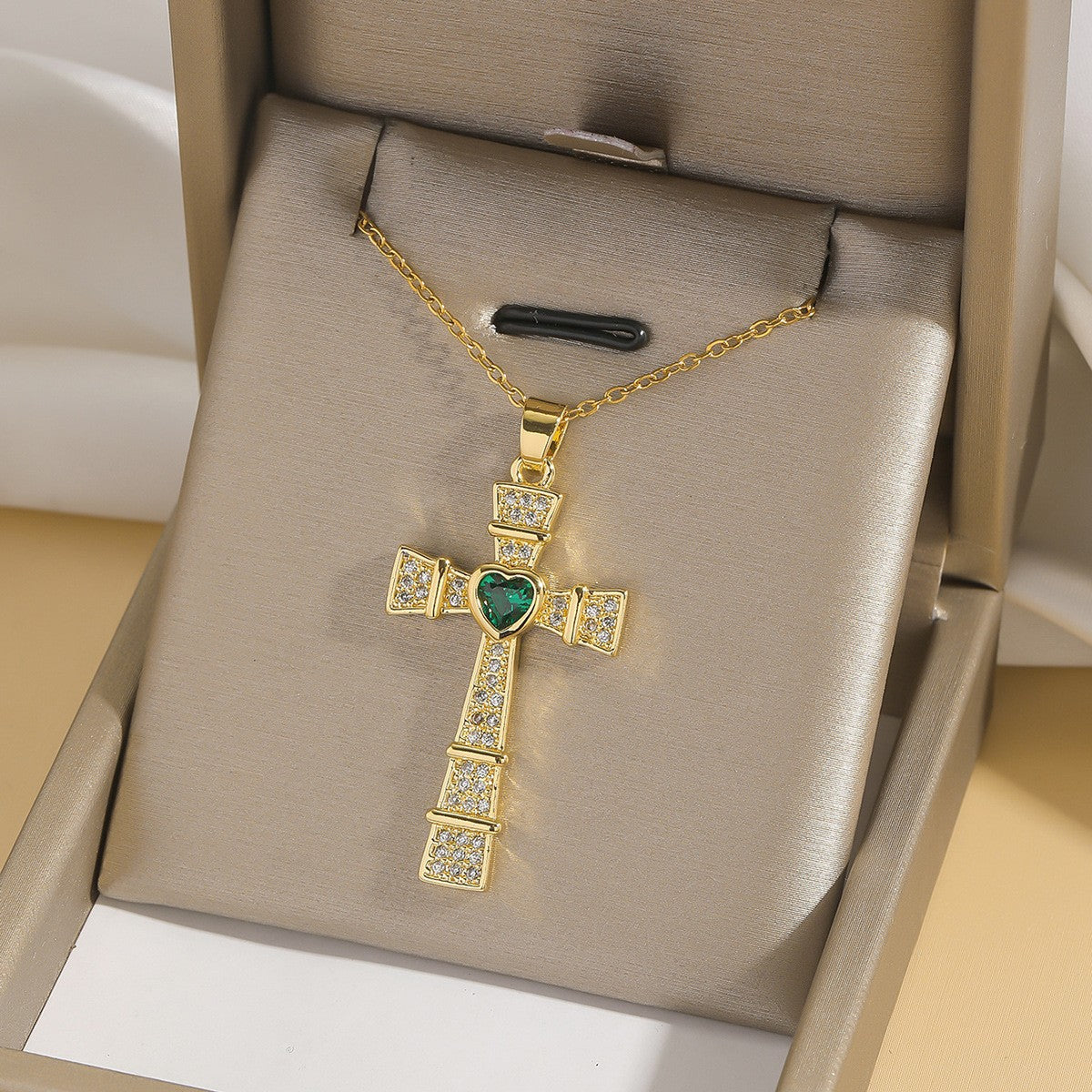 Cross pendant necklace