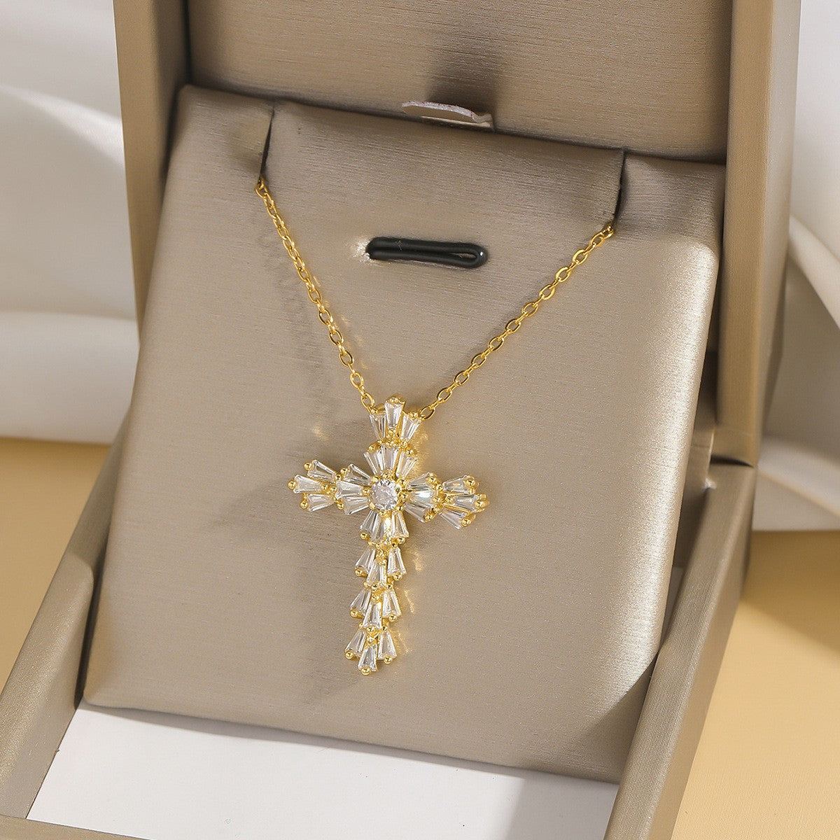 Cross pendant necklace