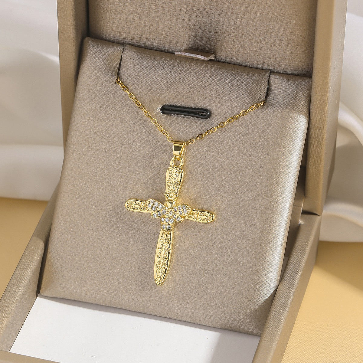 Cross pendant necklace