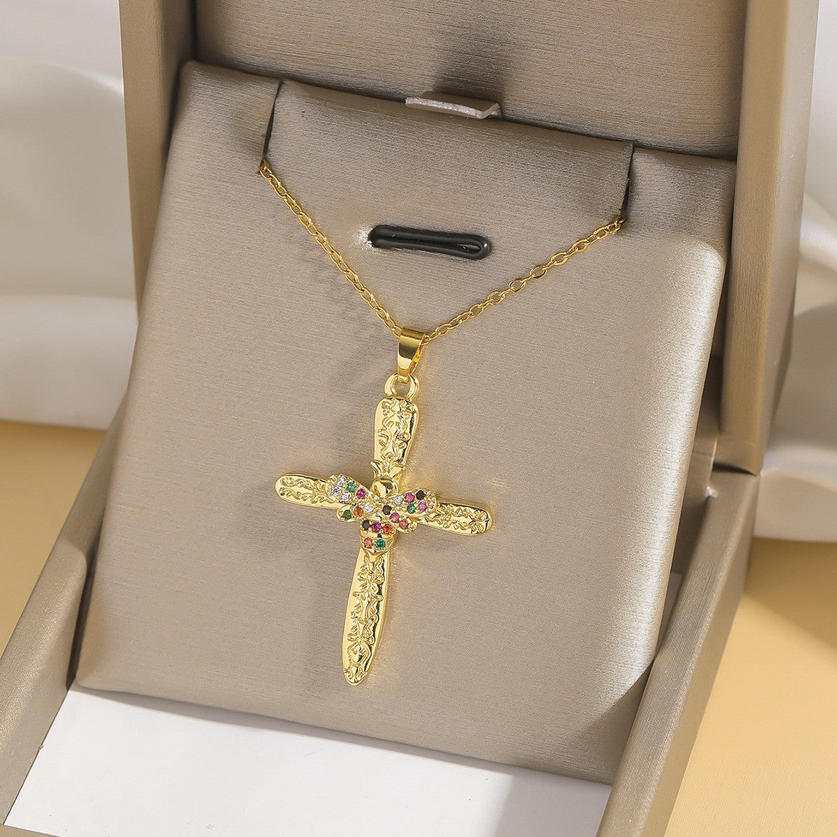 Cross pendant necklace