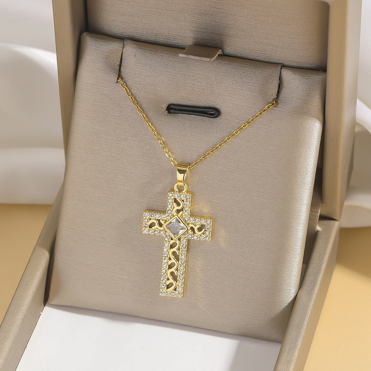 Cross pendant necklace
