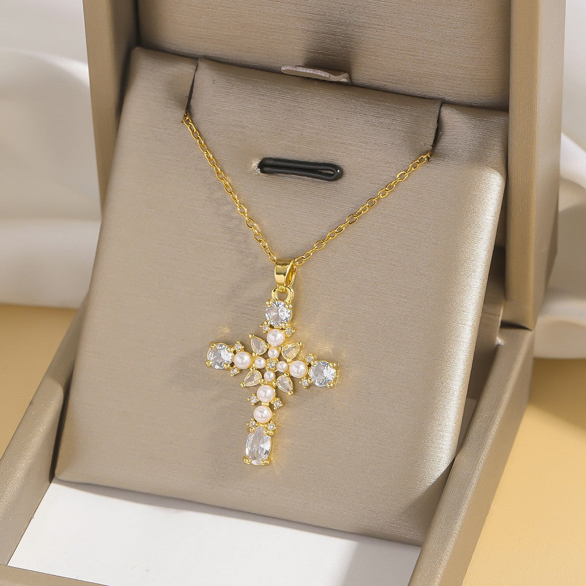 Cross pendant necklace