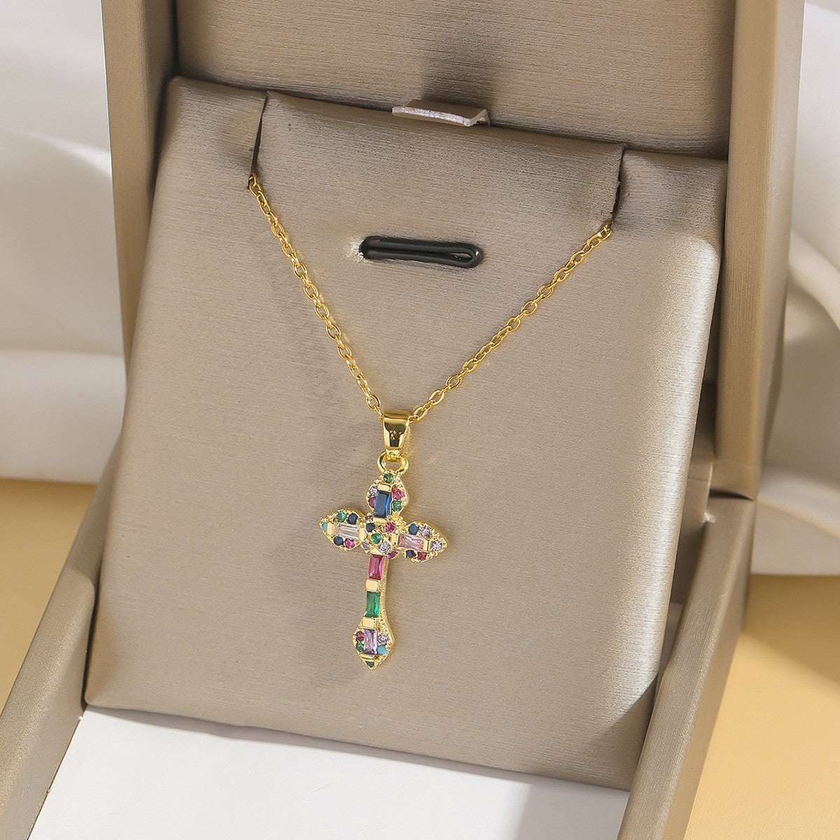 Cross pendant necklace
