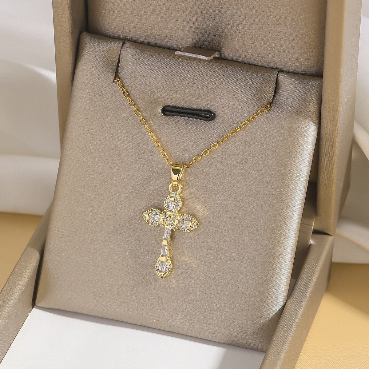 Cross pendant necklace