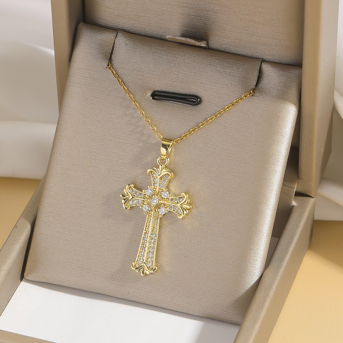 Cross pendant necklace