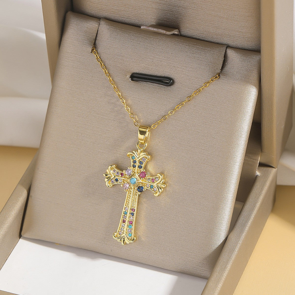 Cross pendant necklace