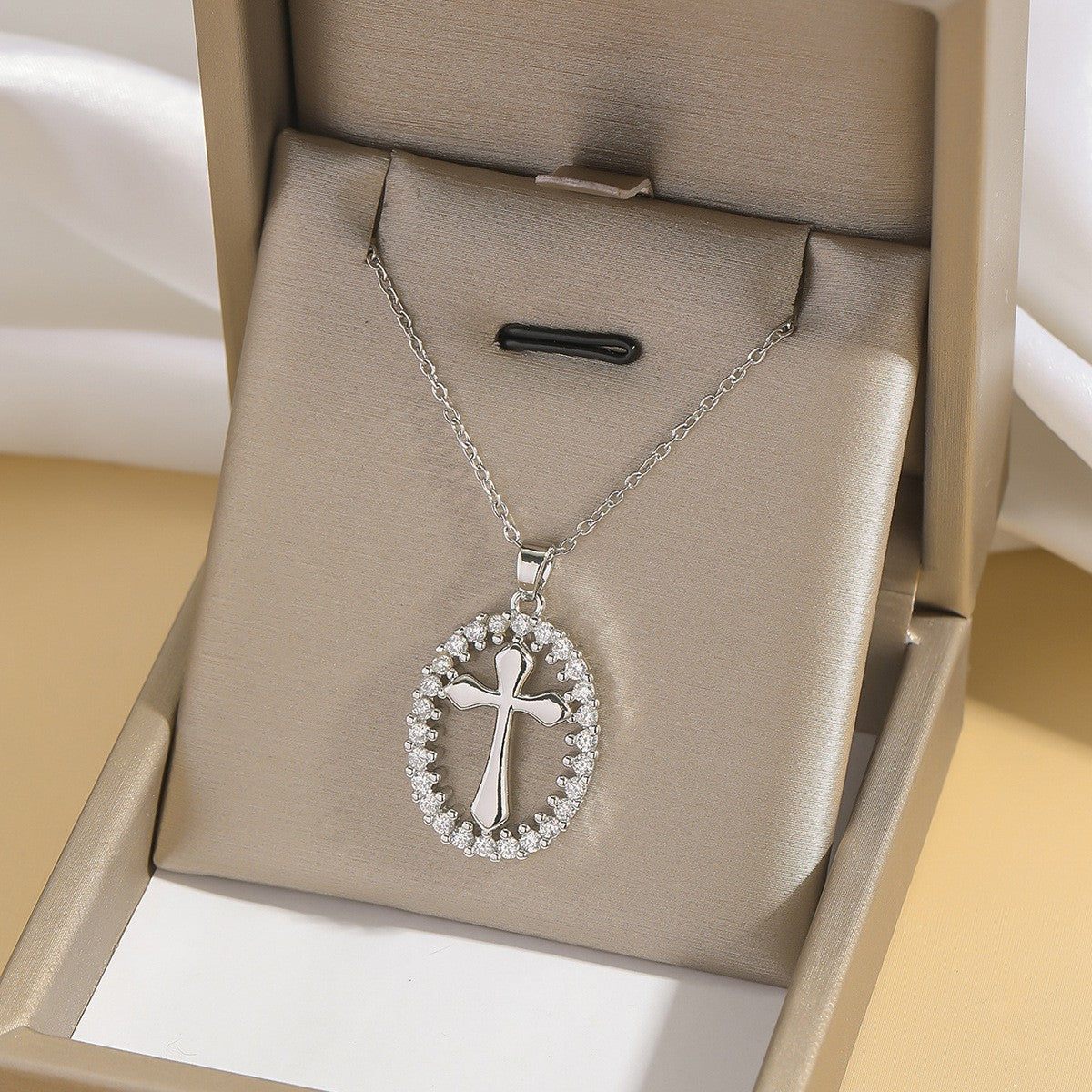 Cross pendant necklace
