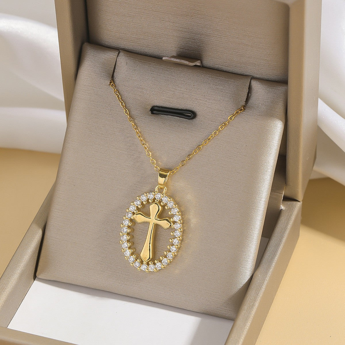 Cross pendant necklace