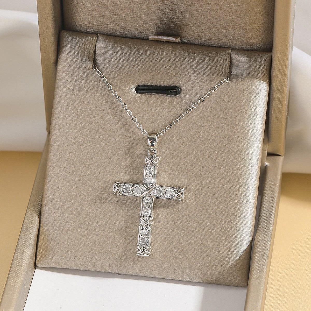 Cross pendant necklace