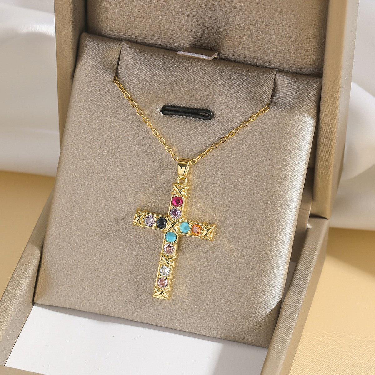 Cross pendant necklace