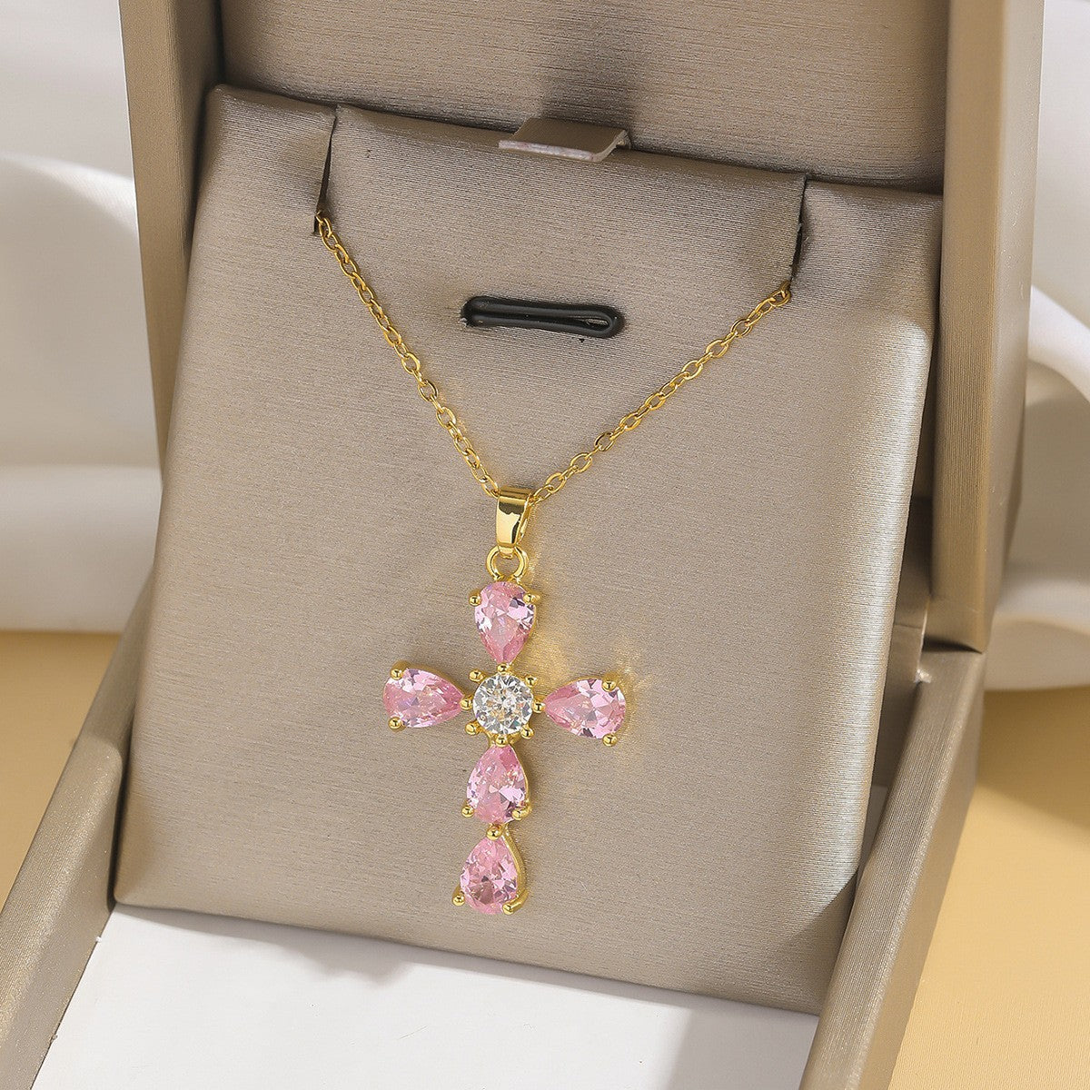 Cross pendant necklace