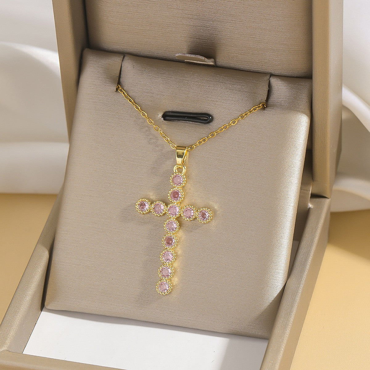 Cross pendant necklace