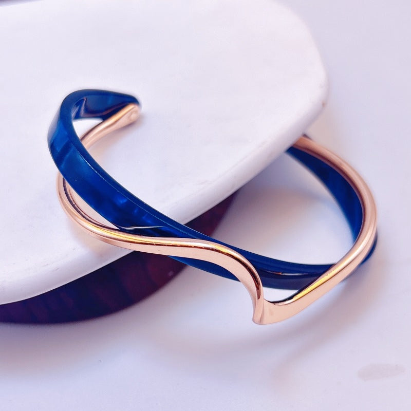 Curved Metal-Texture Bracelet