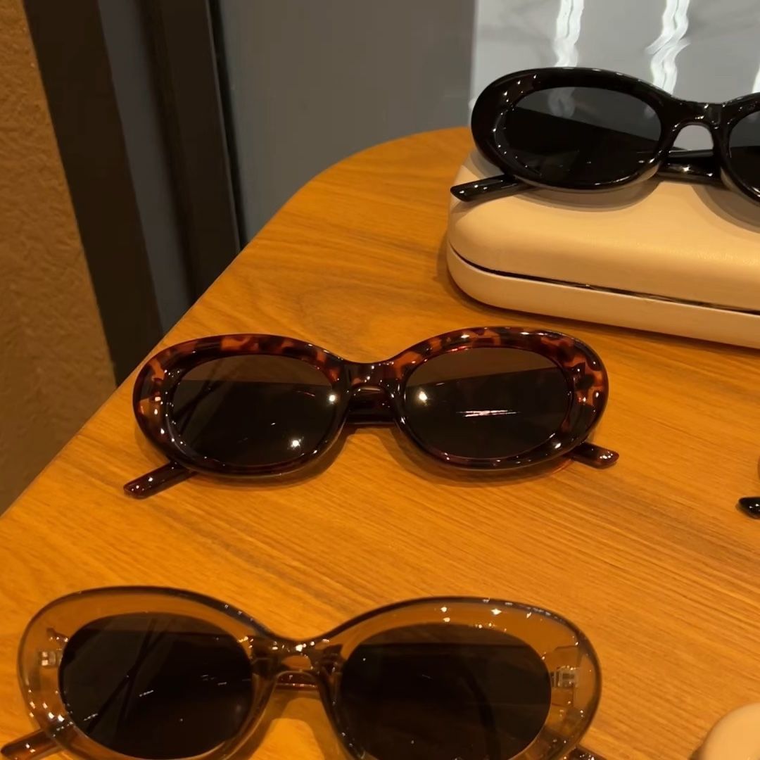 Curved-shaped sunglasses